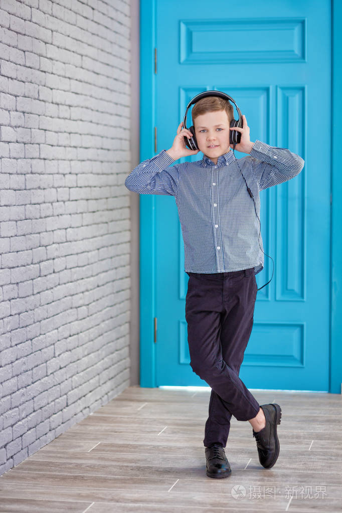 欧洲男孩填补了位.男孩在休闲穿戴