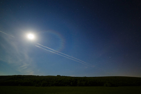 星辰宇宙夜空中明亮星辰的背景下的月亮照片