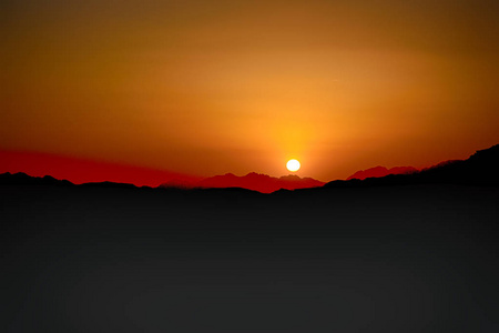 在沙漠的全景场景的日出和光