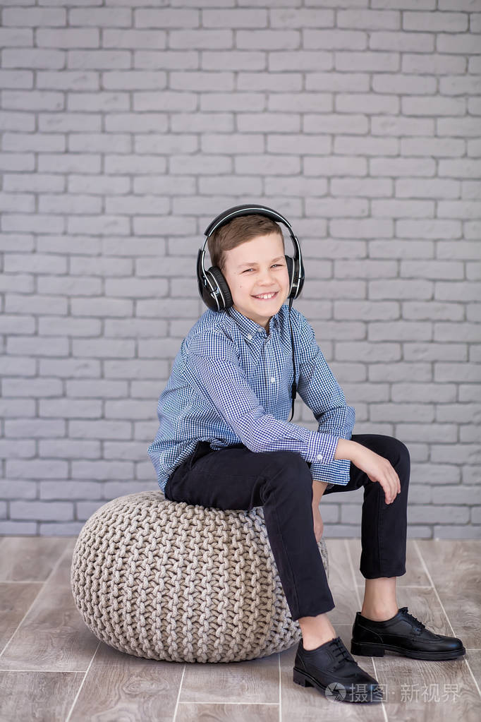 欧洲男孩填补了位.男孩在休闲穿戴