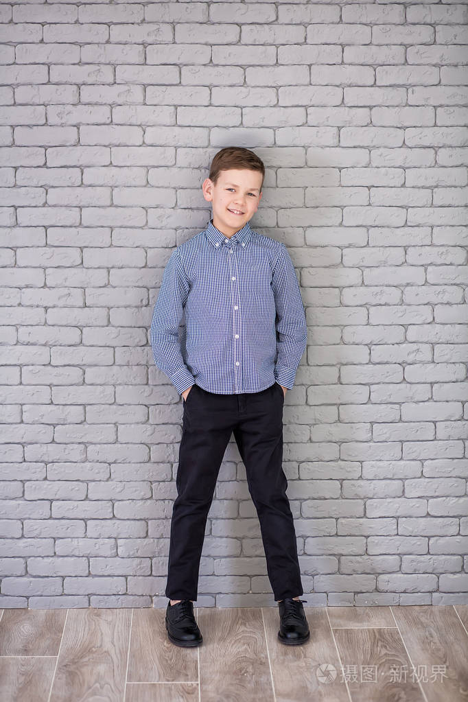 欧洲男孩填补了位.男孩在休闲穿戴