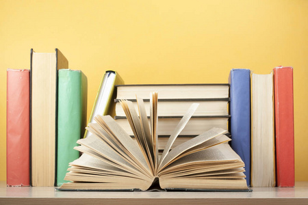 翻开书本, 精装书在木桌上.教育背景.回到学校文本的复制空间照片