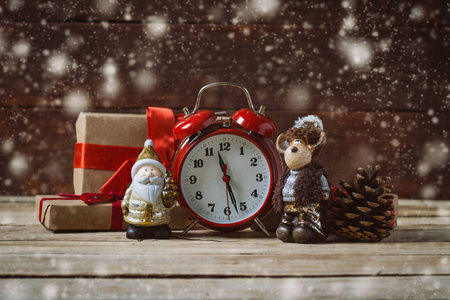 美丽的圣诞概念。闹钟, 礼物和圣诞圣