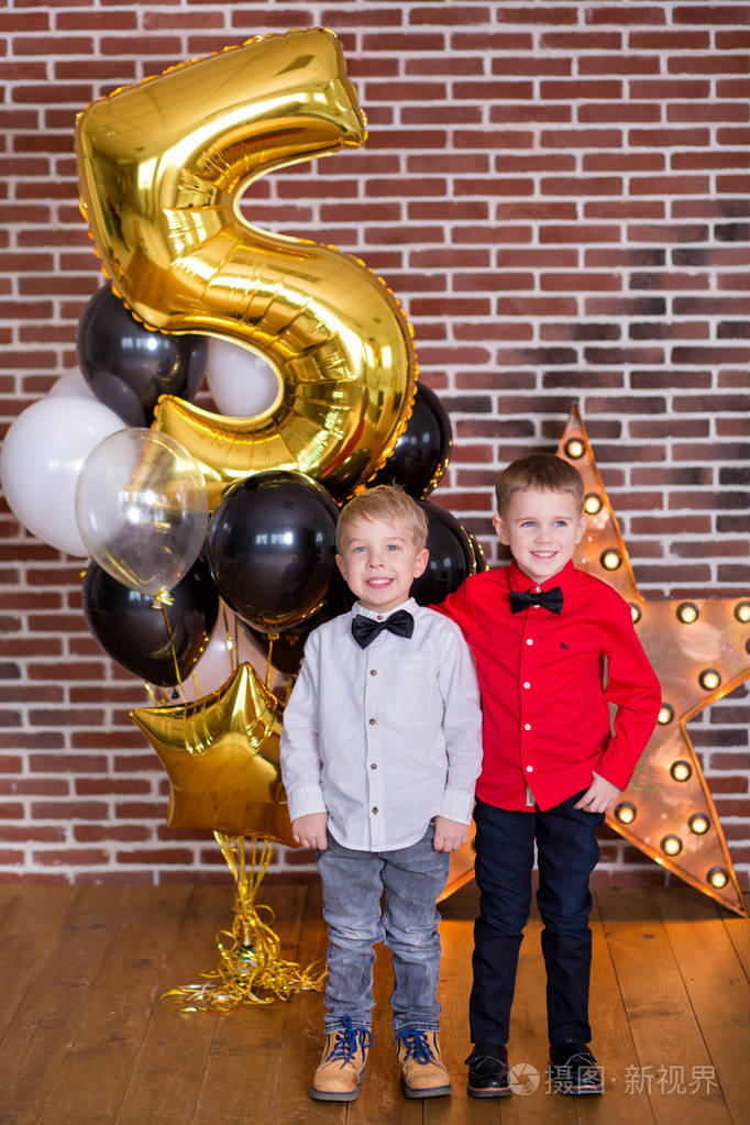 可爱的孩子,小男孩庆祝生日和吹蜡烛上自制烤蛋糕,室内.