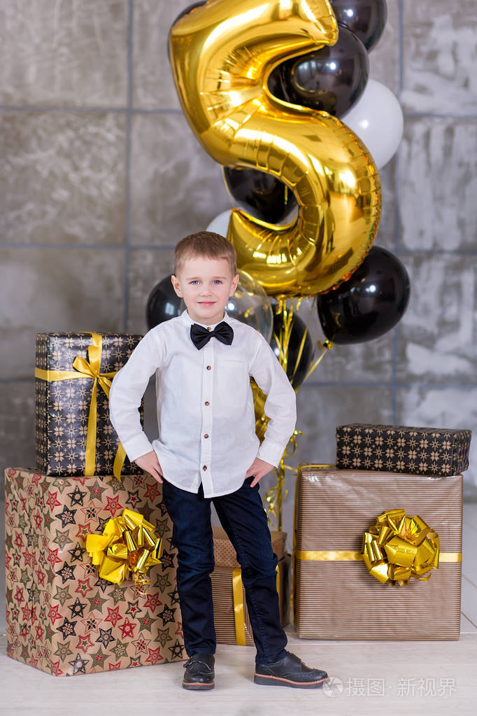 可爱的孩子小男孩庆祝生日和吹蜡烛上自制烤蛋糕室内兄弟姐妹的孩子的