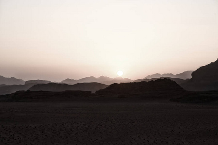 在沙漠的全景场景的日出和光