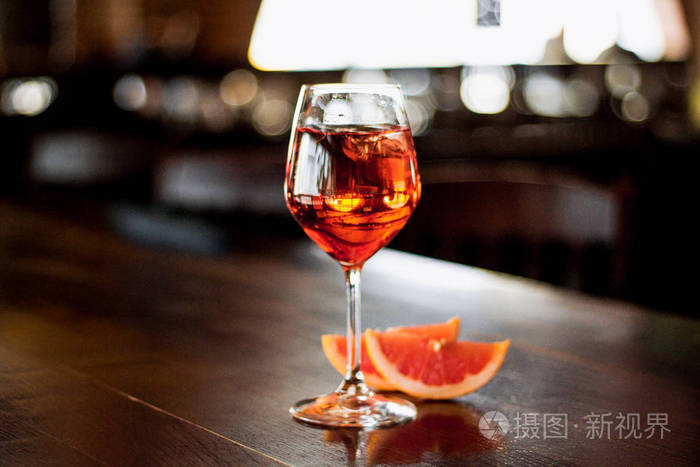 桌上有葡萄柚的美味酒精饮料的特写照片