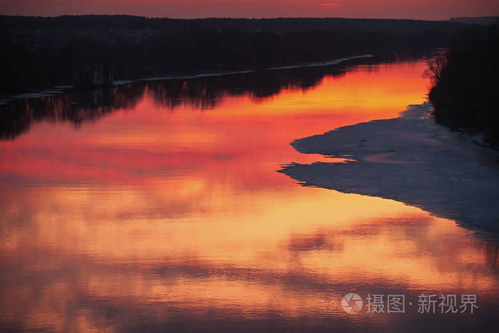 顿河上的冰点.春天池塘在黎明之前