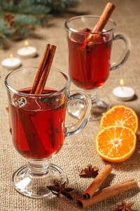 sackc 的香料和橙色的圣诞热酒杯