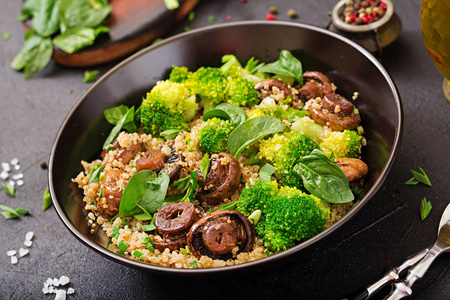健康的纯素沙拉与西兰花和蘑菇与菠菜和藜麦在碗中