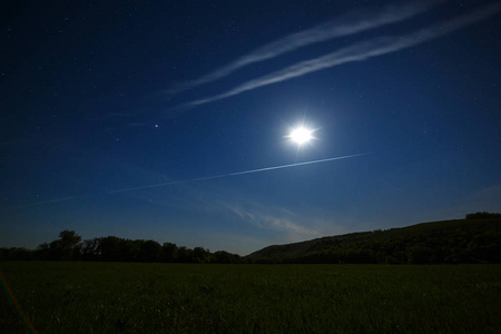 夜空中明亮星辰的背景下的月亮照片