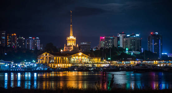 俄罗斯, 灯光照亮的索契港夜景