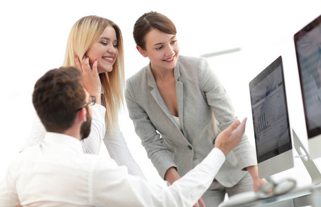 业务团队讨论工作上的问题照片