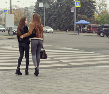 两个女孩试图在行人过路处过马路