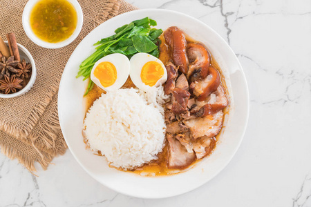 炖的猪腿肉饭照片