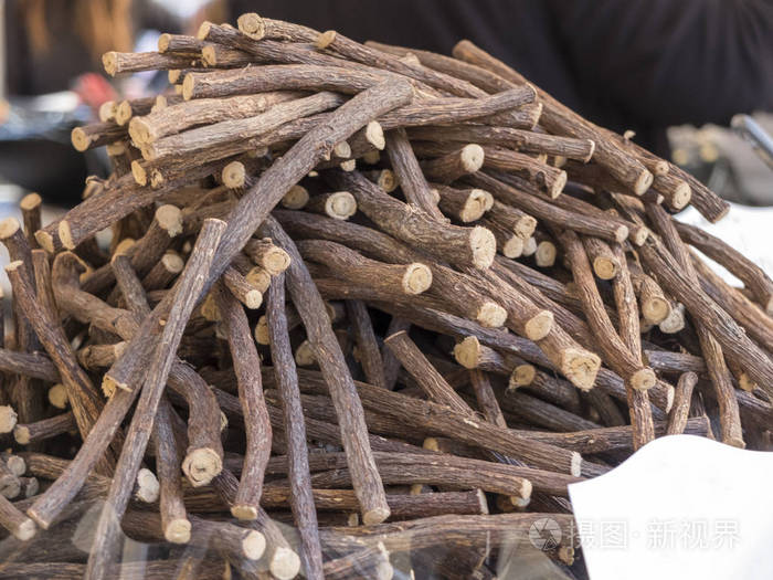 用一堆生甘草根棒