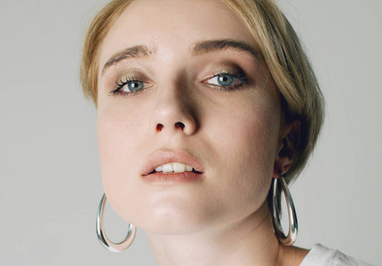 t关在上面一个美丽的女孩的纵向金发短发英国短发婴儿不高兴的年轻人