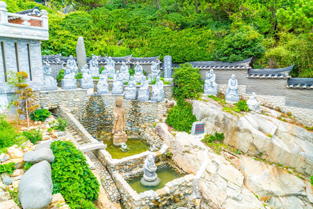 美丽的建筑在海东龙宫寺坐在