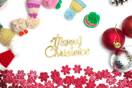 x mas 和欢快的圣诞文本, 球, 毛皮帽子, 红雪 flowerx 和 X mas 和快乐的圣诞文本, 松树锥, 球, 毛皮