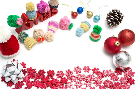 x mas 和欢快的圣诞文本, 球, 毛皮帽子, 红雪 flowerx 和 X mas 和快乐的圣诞文本, 松树锥, 球, 毛皮