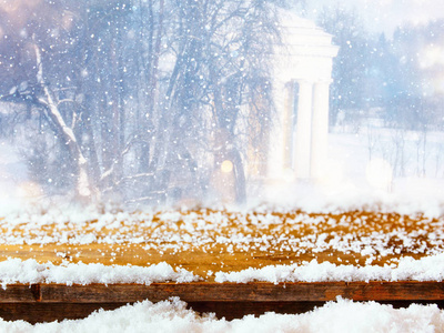 空桌覆盖与雪在梦幻和神奇的冬季景观背景面前。产品展示蒙太奇