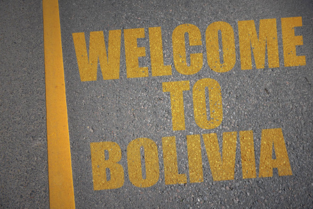带文字的沥青公路欢迎来到玻利维亚附近的黄线
