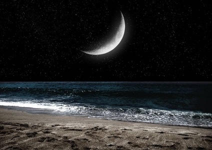 月亮在夜空中照片