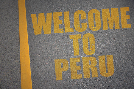 带文字的沥青公路欢迎来到黄线附近的秘鲁