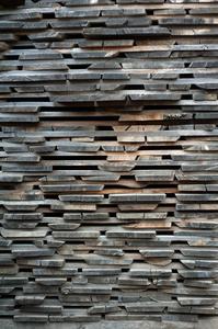 锯木厂中的折叠式木棕色和灰色木板。p素材 der bo