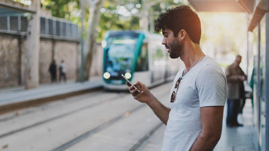 现代旅游博客写手从一部连接互联网的手机上写到博客，同时探索新的地方。 国际学生通过智能手机上的应用程序检查公共交通时间表。