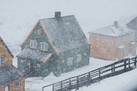 山上的旧建筑，周围是雪