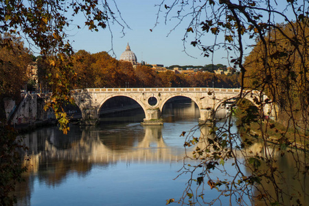 罗马, 意大利一座桥的风景景色在河, 在背景圣徒彼得大教堂圆顶