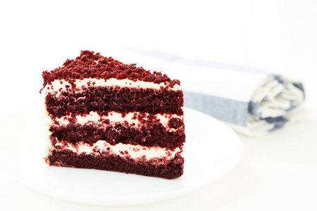 在白色背景上切红色天鹅绒蛋糕