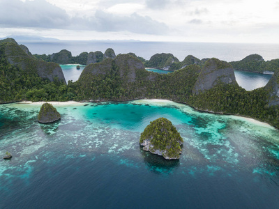 在Wayag RajaAmpat中发现的石灰石岛屿围绕着印度尼西亚东部偏远地区一个华丽的热带泻湖。 这个美丽的地区以其非凡的海洋