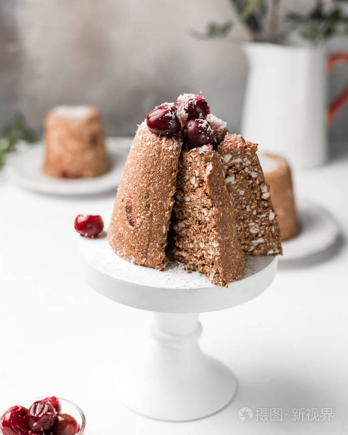 传统的俄罗斯复活节甜点. 在浅白色的木制背景上. 一块蛋糕.