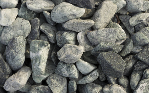 来自石灰华和大理石的砾石样本, 用于景观设计, 以创建一个石头花园