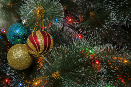 彩色背景装饰圣诞树