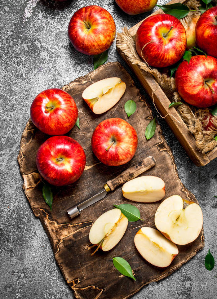用盒子切板的红苹果