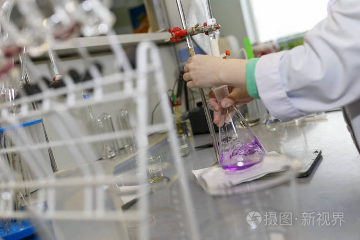 玻璃瓶中的化学反应. 实验室工作人员做化学实验