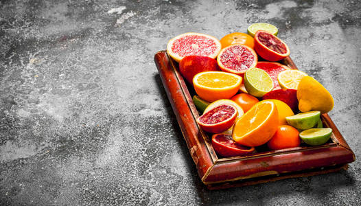 柑橘的背景。老盘子里的柑橘类水果