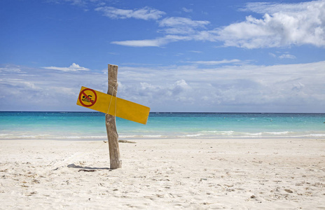 加勒比海热带海滩黄色木制标牌