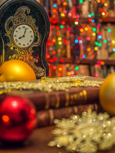 圣诞装饰品在背景上闪闪发光，背景上挂着大量书籍的书柜。
