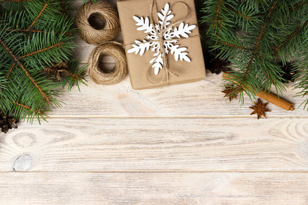 圣诞节装饰元素 串, chrtistmas 树分支与锥体和几个装饰的礼物在白色木背景
