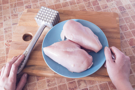 用肉嫩锤和刀烹调厨房鸡脯的工艺