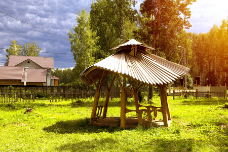 美丽的木制凉亭，放松在村子里