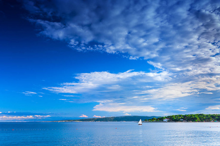 美妙浪漫的夏日风光全景海岸线海。船