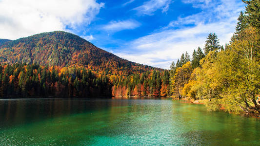 秋叶在高山湖