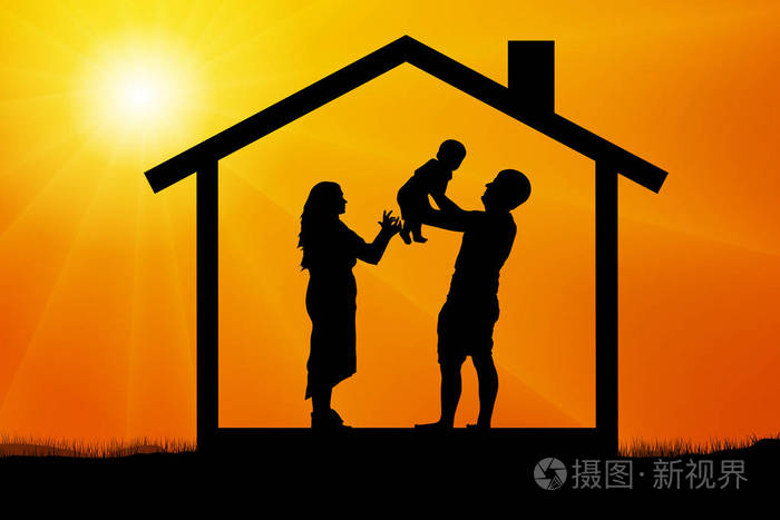 年轻的已婚夫妇是愉快的与孩子的出现剪影在日落