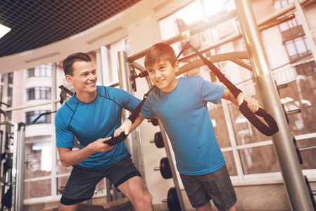 父子过着健康的生活照片