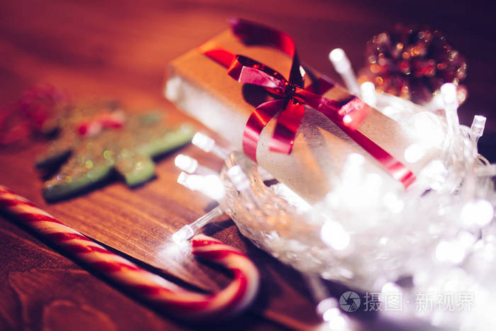礼品盒上的木桌上有浅花环。圣诞假期背景
